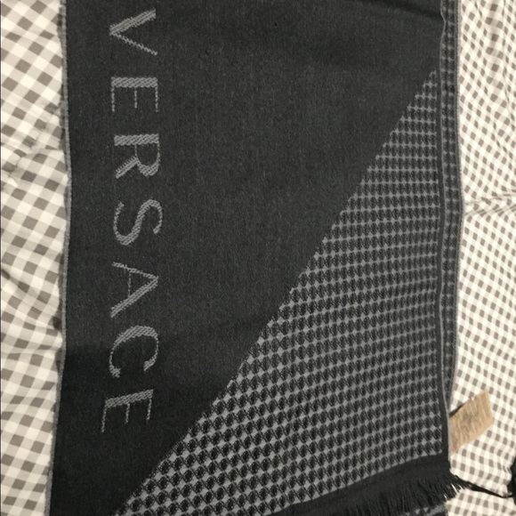 Luxury wool Versace scarf - Picture 3 of 5